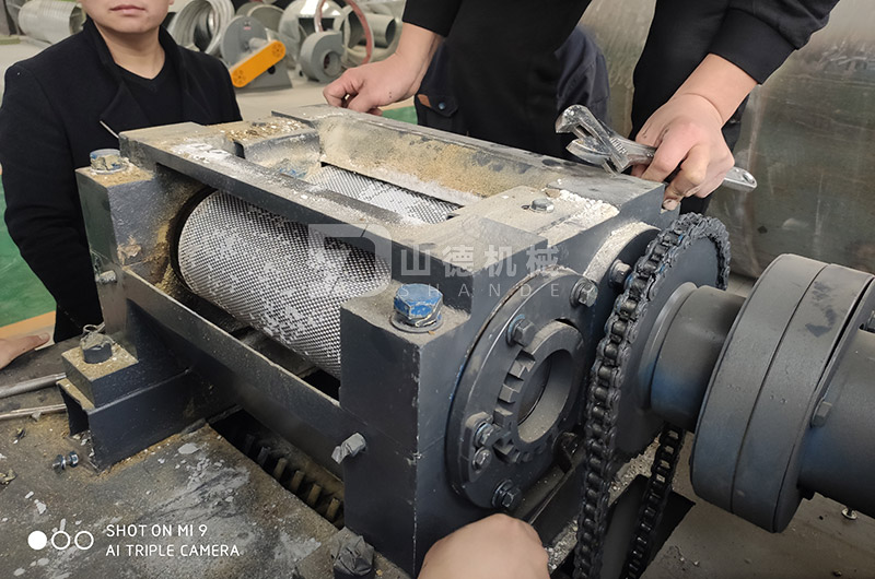 新型對(duì)輥擠壓造粒機(jī)(對(duì)輥顆粒機(jī))