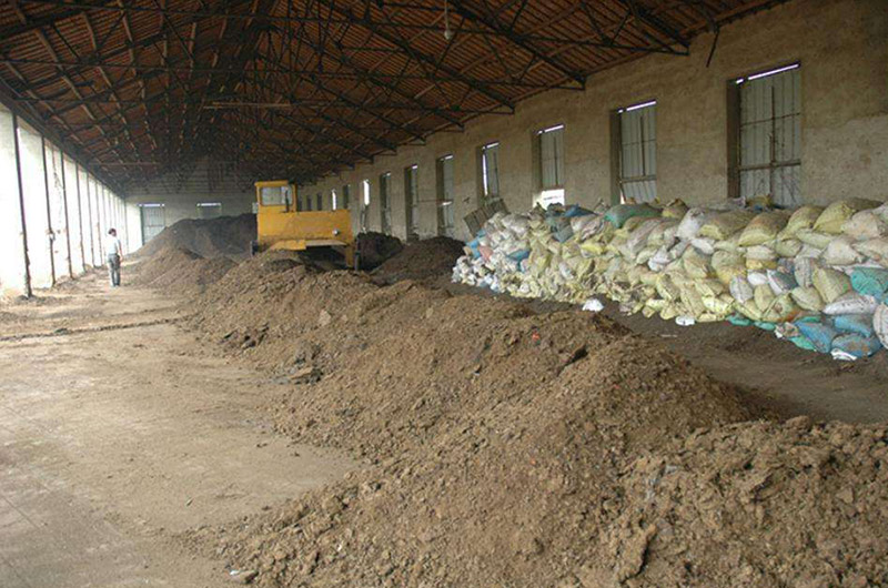 牛糞發(fā)酵翻堆