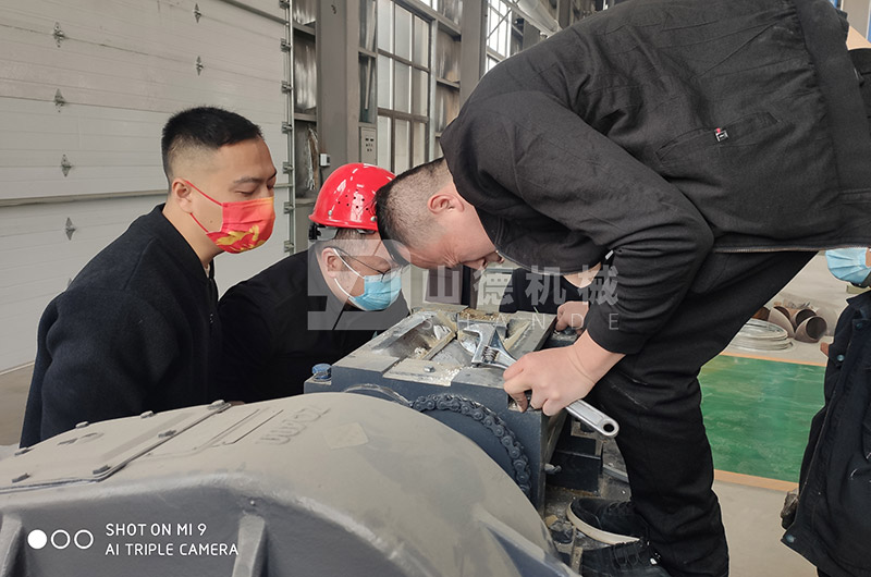 新型對(duì)輥擠壓造粒機(jī)(對(duì)輥顆粒機(jī))