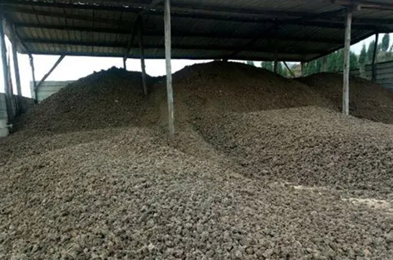 牛糞發(fā)酵翻堆