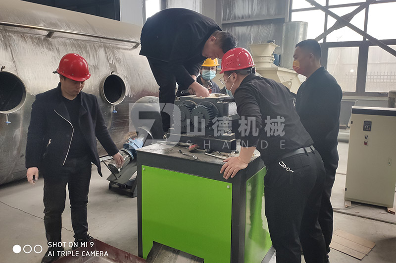 新型對(duì)輥擠壓造粒機(jī)(對(duì)輥顆粒機(jī))