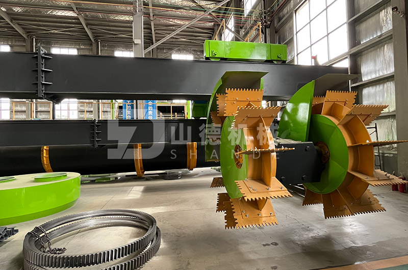 牛糞有機(jī)肥移動式輪盤翻拋機(jī)