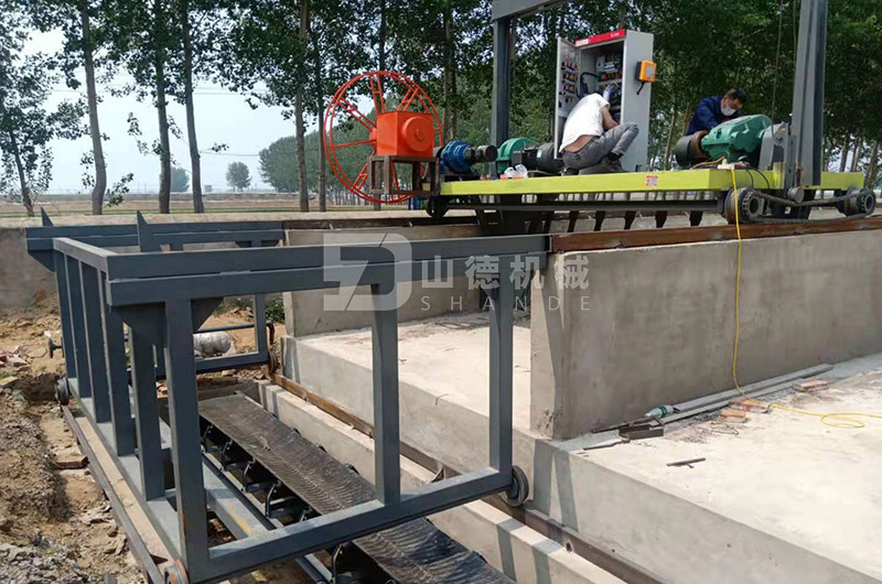 有機肥發(fā)酵翻堆機