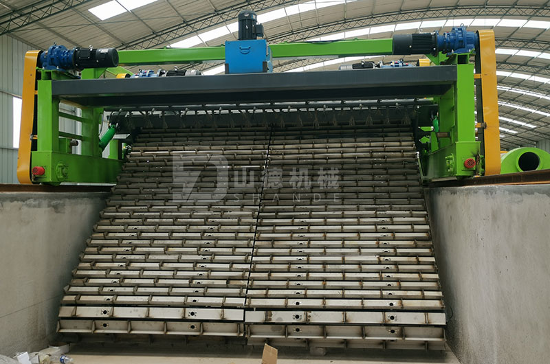 鏈板式翻堆機(jī)