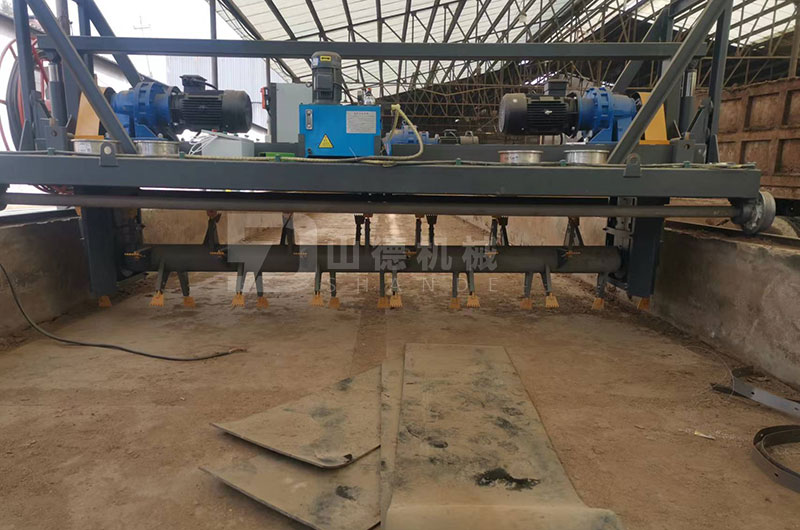 糞肥發(fā)酵選擇槽式翻拋機(jī)