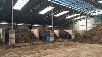 有機(jī)肥翻堆發(fā)酵